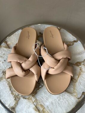 Universal threads sandals